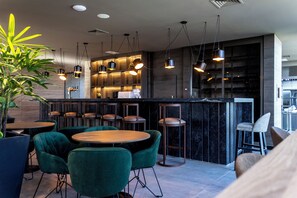 2 か所のバー / ラウンジ、タパス バー、屋上バー、ロビー ラウンジ
