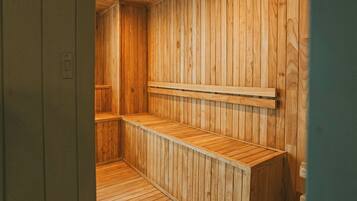 Una sauna con paredes y bancos de madera.