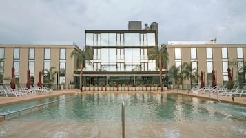 Piscina externa, guarda-sóis, espreguiçadeiras