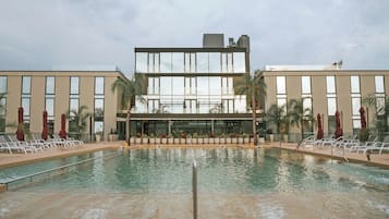 Outdoor pool, pool umbrellas, sun loungers