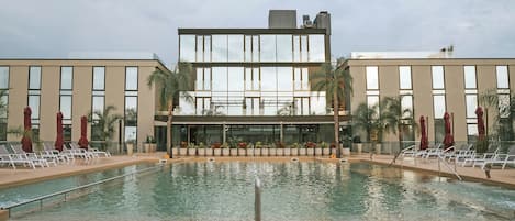 Piscina externa, guarda-sóis, espreguiçadeiras