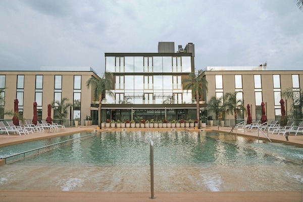 Outdoor pool, pool umbrellas, sun loungers