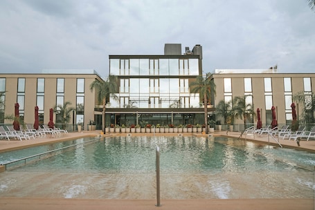 Outdoor pool, pool umbrellas, sun loungers