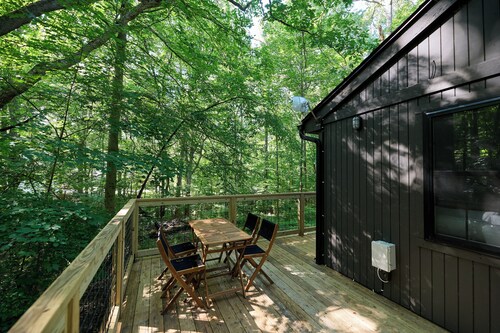 Valley Overlook - Cozy 2BR Cabin near Blossom Music Center -
Peninsula, Ohio 
