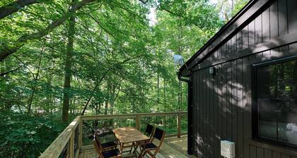 Valley Overlook - Cozy 2BR Cabin near Blossom Music Center -
Peninsula, Ohio