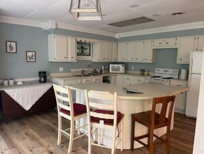 ثلاجة، ميكروويف، فرن، موقد طهي مسطح