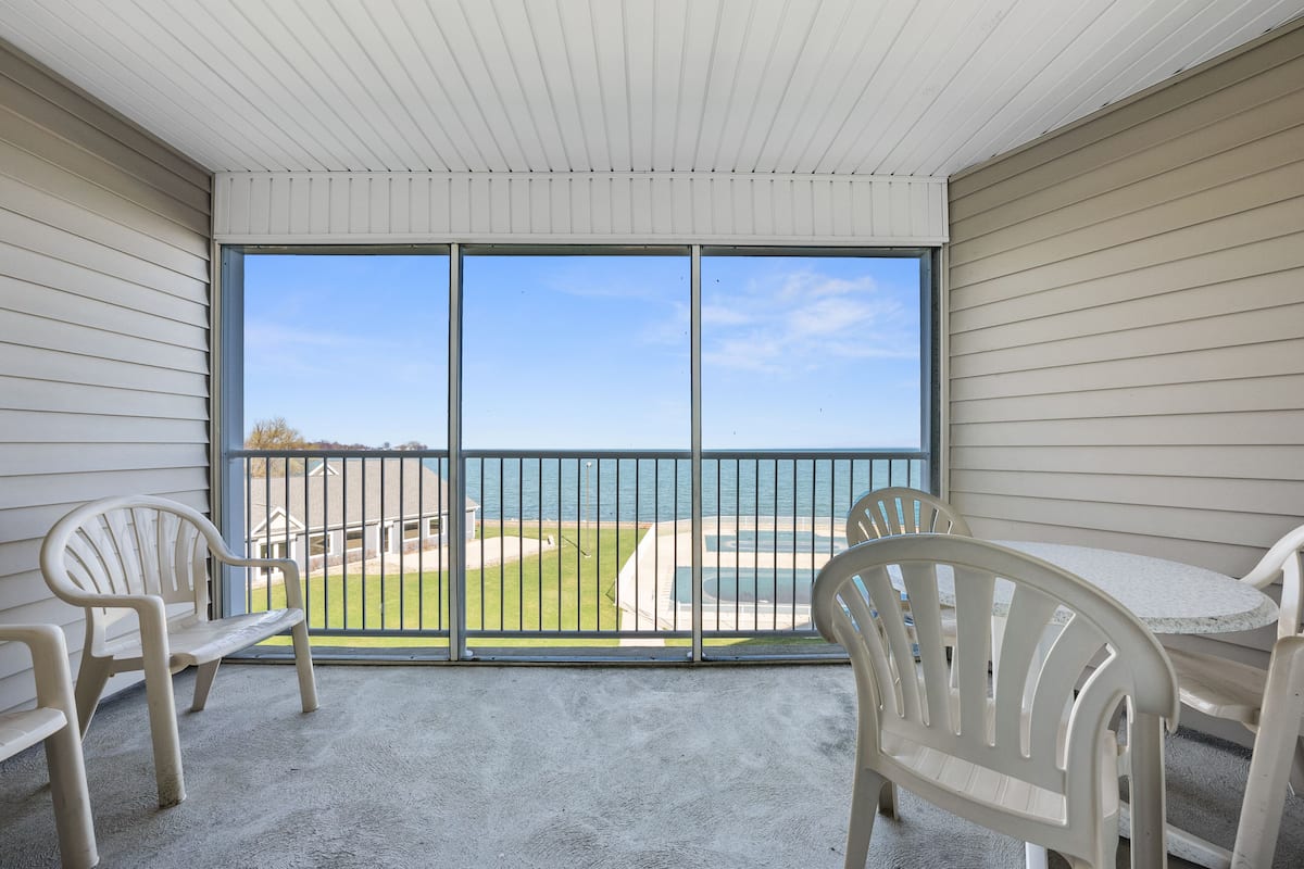 Apartment (Deluxe Double Queen - Bayshore Resort) | 1 bedroom, iron/ironing board, free WiFi, bed sheets