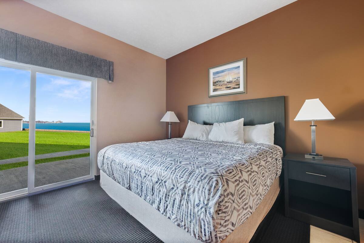 Departamento (King Suite - Bayshore Resort) | 1 habitación, tabla de planchar con plancha, wifi gratis y ropa de cama 