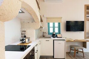 Fridge, oven, stovetop, coffee/tea maker