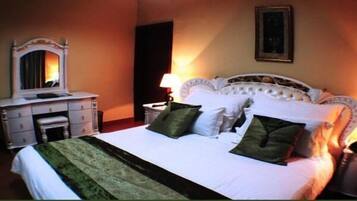 Minibar, individually decorated, individually furnished, desk