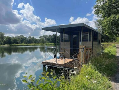 Bateau Comfortable sur L'eau