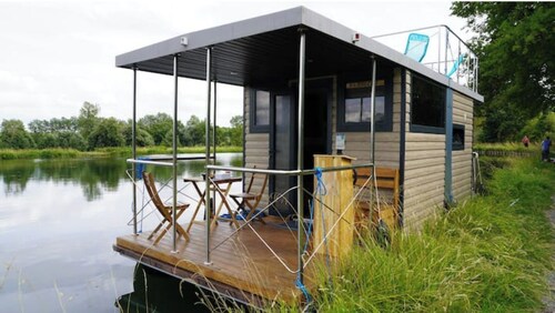 Bateau Comfortable sur L'eau