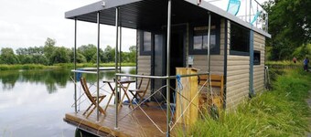 Bateau Comfortable sur L'eau