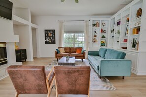 Älytelevisio, takka, videopelejä, pöytätennispöytä