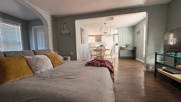 3 makuuhuonetta, silitysrauta/-lauta, Wi-Fi, vuodevaatteet