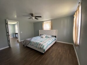 3 habitaciones, tabla de planchar con plancha, wifi y ropa de cama