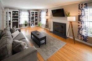 Smart TV, fireplace