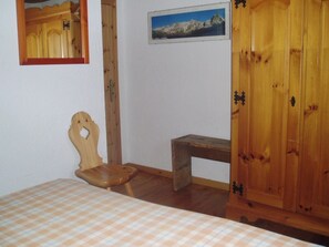 6 bedrooms, free WiFi, bed sheets