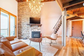 Smart TV, fireplace - Renovated Mid-Century 2Bd + Loft - Sleeps 8 (Silverthorne)