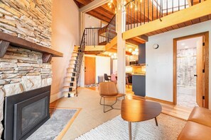 Smart TV, fireplace - Renovated Mid-Century 2Bd + Loft - Sleeps 8 (Silverthorne)