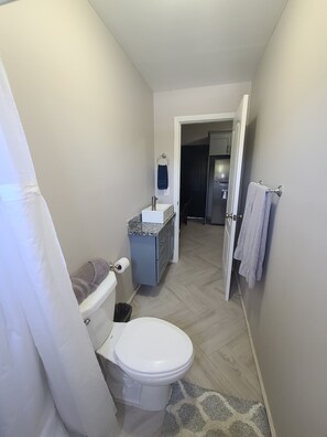 Shower, towels, soap, toilet paper - Apartamento + SUV Incluida, a 2 Minutos de la Playa! (Roatan)