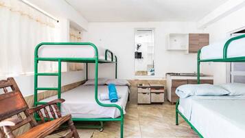 Quarto quádruplo básico | Roupas de cama premium, Wi-Fi de cortesia