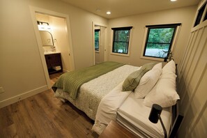2 bedrooms, WiFi, bed sheets - Valley Overlook, heart of Cuyahoga Valley National Park - Cabin for 4
 (Akron)