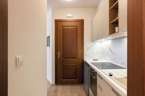 Oven, cookware/dishes/utensils, paper towels