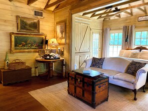 Interior - Romantic Secret Cottage near downtown Carthage (Carthage)