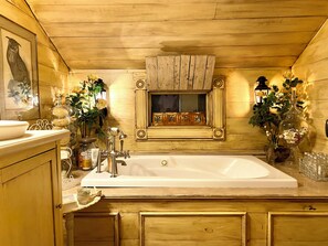 Jetted tub, hair dryer, towels, soap - Romantic Secret Cottage near downtown Carthage (Carthage)