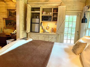 1 bedroom, iron/ironing board, WiFi, bed sheets - Romantic Secret Cottage near downtown Carthage (Carthage)