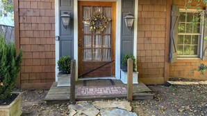 A wooden house with a front door, two lanterns, and a wreath. - Romantic Secret Cottage near downtown Carthage (Carthage)