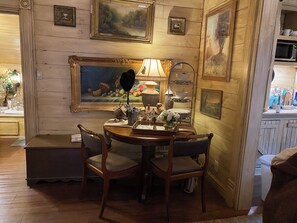 Dining - Romantic Secret Cottage near downtown Carthage (Carthage)