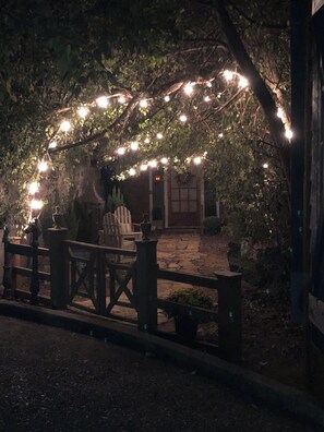 Terrace/patio - Romantic Secret Cottage near downtown Carthage (Carthage)