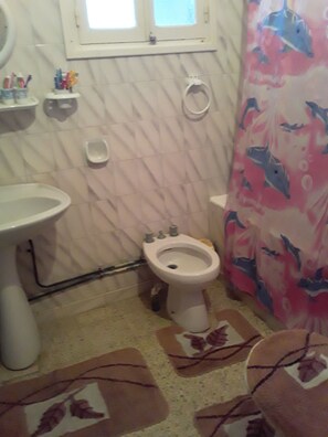 Sèche-cheveux, serviettes fournies, savon, shampoing