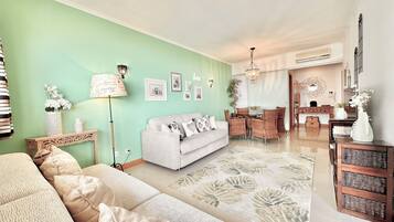 Una Smart TV, libros