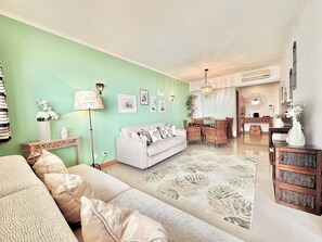 Una Smart TV, libros