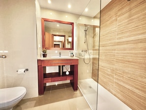 Douche, sèche-cheveux, bidet, serviettes fournies