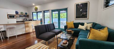 Smart-TV, Bücher, Stereoanlage