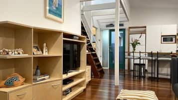Smart TV, books, stereo