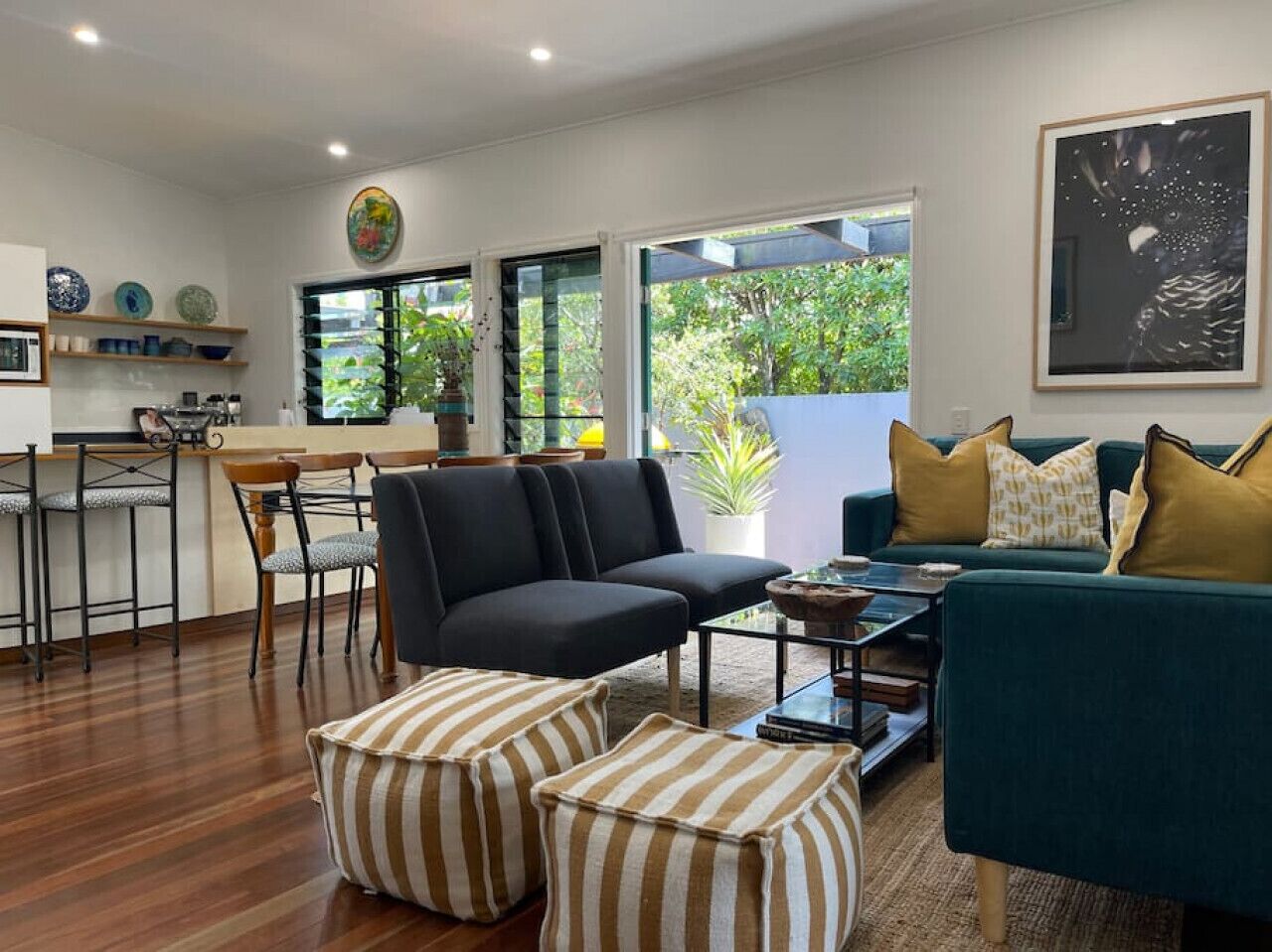 Una Smart TV, libros, un reproductor estéreo