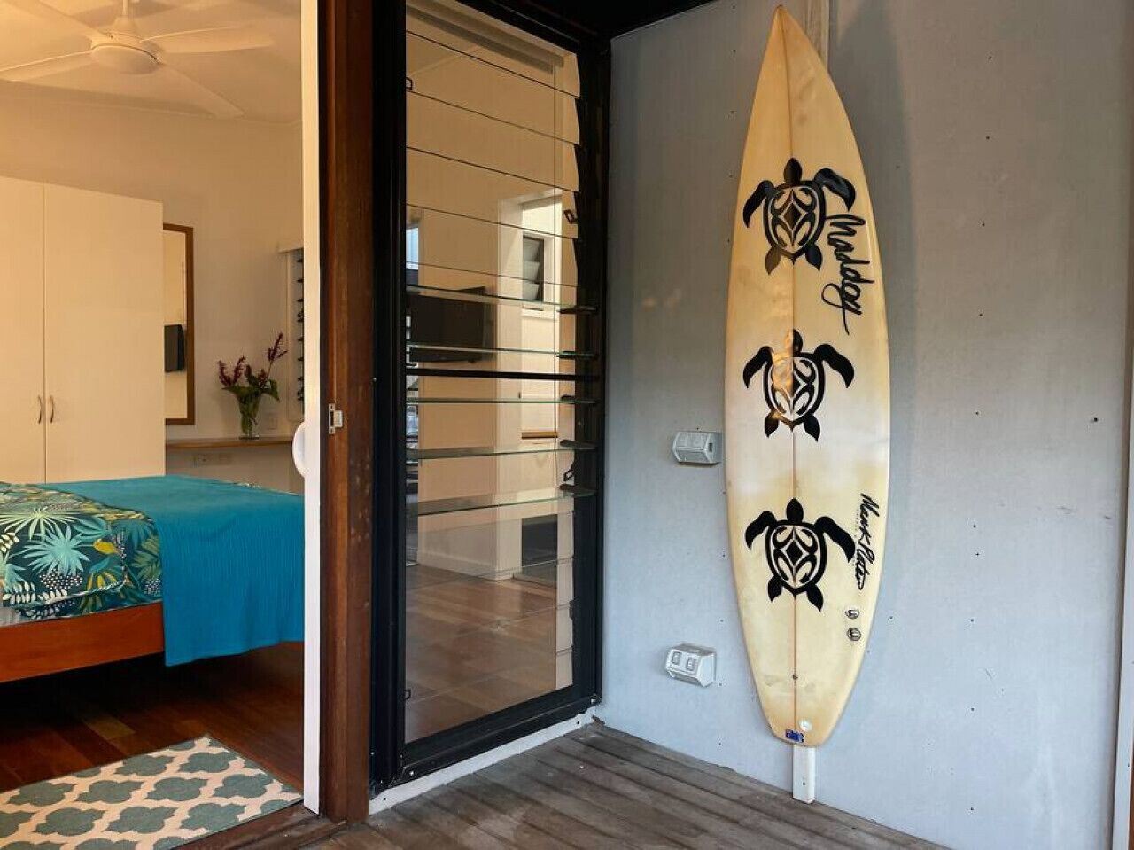 3 soverom, skrivebord, strykejern/-brett og reiseseng for barn