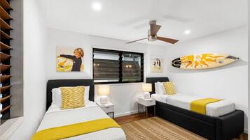 2 Schlafzimmer, Schreibtisch, Bügeleisen/Bügelbrett, Reisekinderbett