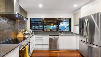 冰箱、微波炉、烤箱、炉灶