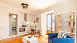 Un appartement moderne comprenant une cuisine, un coin repas et un salon.