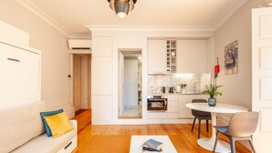 Un appartement moderne comprenant un salon, une cuisine et un coin repas.