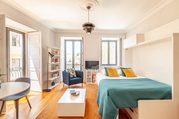 Escritorio, tabla de planchar con plancha, wifi gratis y ropa de cama 