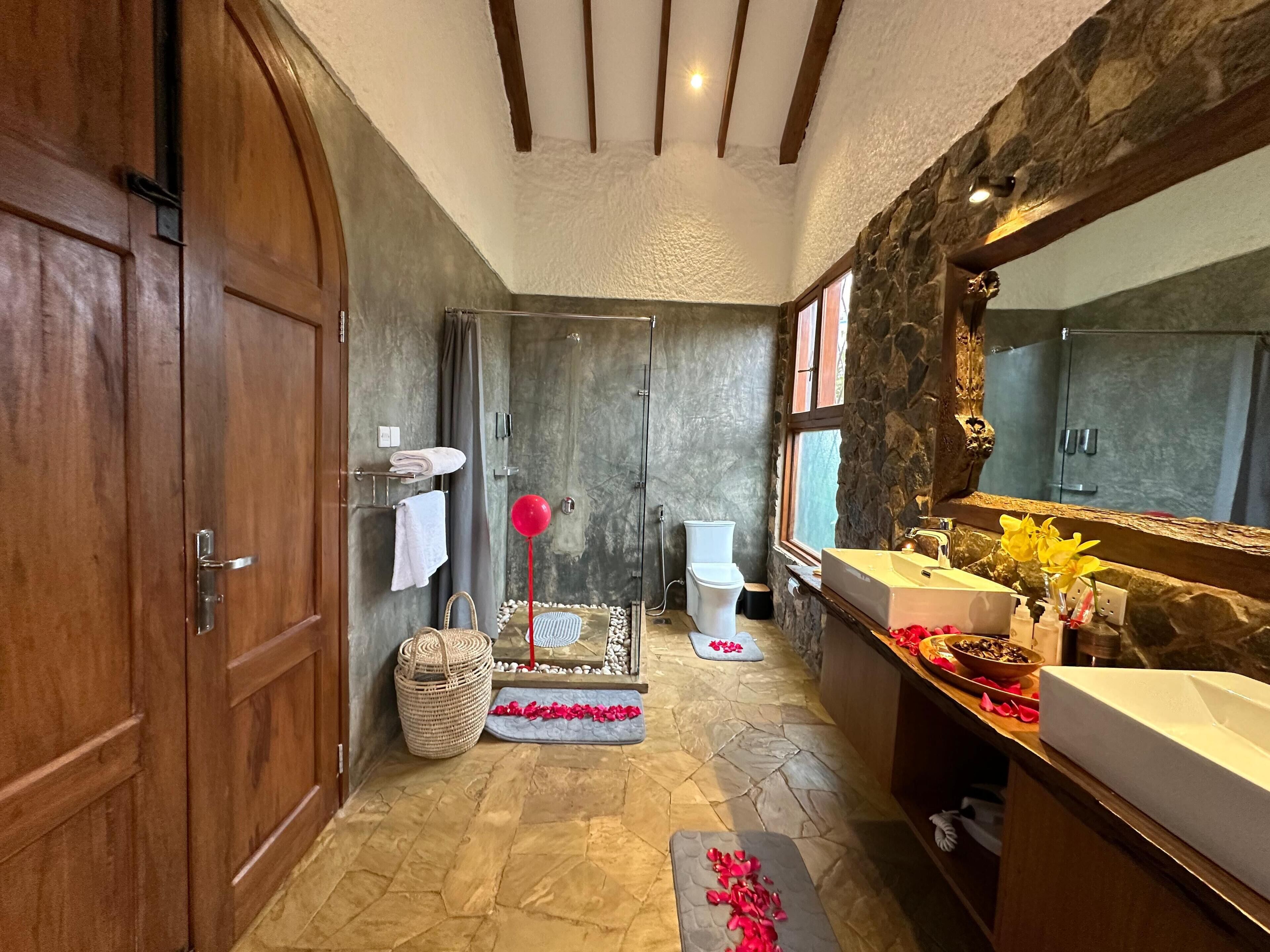 Executive Double Room | Bathroom | Hair dryer, towels