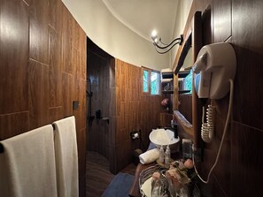 Deluxe-Doppelzimmer | Badezimmer | Haartrockner, Handtücher