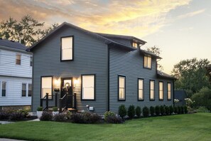 Exterior - Luxury & Charm in Downtown Perrysburg! (Perrysburg)